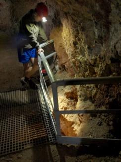Vizitatorii peşterii cu cristale din mina Farcu pot traversa un aven spectaculos de 79 de metri adâncime